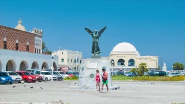 Rodos Yunanistan Genç Çift Pl. Antinavarchou Perikli Ioannidi Arka Planda Palazzo Governale ile Çeşme Meydanı Keşfetmek