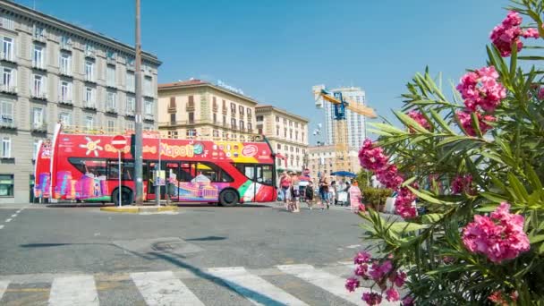 Неаполь Италия Достопримечательности Наполи Красный Автобус Яркой Красочной Солнечной День — стоковое видео