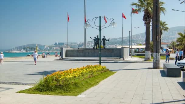 Kusadasi Törökország Seaside Atatürk Boulevard Turisták Séta Vízparton Tájékozódási Pontok — Stock videók