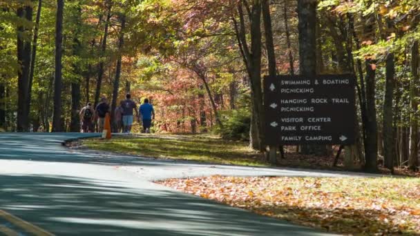 Hängende Felsen State Park Infrastruktur Mit Menschen Fuß Auf Straßen — Stockvideo