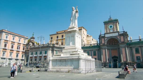 ナポリのイタリアの街の晴れた日にダンテ広場でコンヴィットナツィオナーレヴィットリオエマヌエーレでナポリイタリアフォロカロリーノ像 — ストック動画