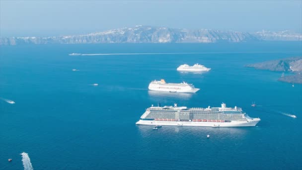Navios Cruzeiro Visitando Ilha Santorini Durante Itinerário Mediterrâneo Verão Para — Vídeo de Stock