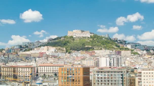 青空と白い雲と晴れた日にナポリイタリアの歴史的な都市の建物とカステルサンエルモ — ストック動画