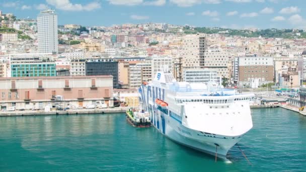 Ferry Aangemeerd Napels Italië Porto Napoli Met Italiaanse Stadsgebouwen Achtergrond — Stockvideo