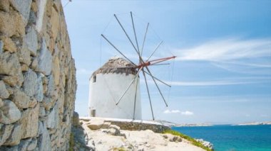 Mikonos Yunanistan Yel Değirmeni İyi Hava ile Bir Yaz Günü Mavi Akdeniz Ege Denizi Karşı Bir Tepe üzerinde