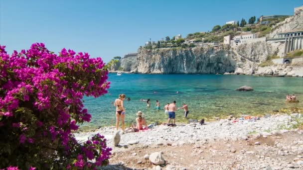 Таормина Сицилия Италия Люди Пляже Красочном Средиземноморском Пейзаже Женщиной Солнцезащитном — стоковое видео