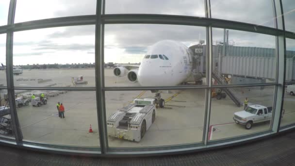 华盛顿阿联酋航空 A380 800 商用喷气式客机在杜勒斯国际机场 Iad 门从候机楼内部看到 — 图库视频影像