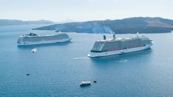 Santorini Grecia Visitando Cruceros Anclados Cráter Volcánico Caldera Durante Popular — Vídeos de Stock