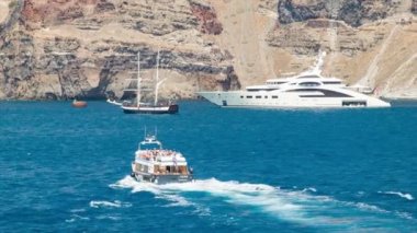 Santorini Yunanistan İhale Tekne Tendering Cruise Ship Yolcular Canlı Mavi Akdeniz Suyu Lüks Yatlar ve Geleneksel Yelkenli ile Thira Town Kıyılarına