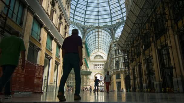 那不勒斯意大利画廊翁贝托低角度景观玻璃圆顶与人们走在标志性的地标结构包围的古典意大利建筑 — 图库视频影像