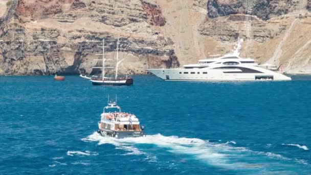 Santoríni Řecko Nabídkové Řízení Výletní Plavby Cestující Pobřeží Města Thera — Stock video