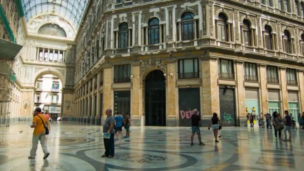 那不勒斯意大利画廊翁贝托内部与观光游客走在标志性的地标结构被古典意大利建筑包围 — 图库视频影像