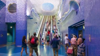 Napoli İtalya Toledo Art Metro İstasyonu Turistler Hayran ve İtalyan Turistler City Yürüyen Merdivenler Üzerine Mavi Kiremit Ekran Geçmiş Yürüyüş