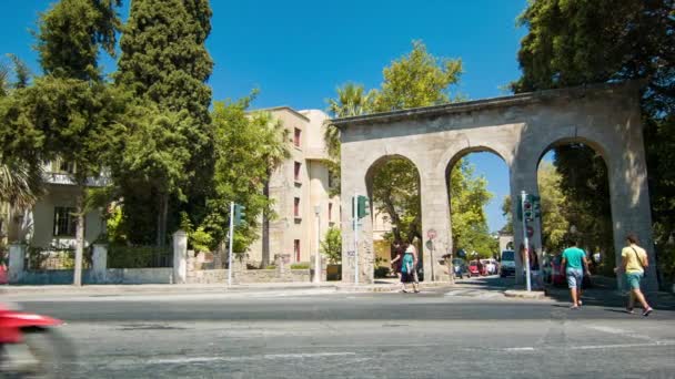 Rhodos Griekenland Stad Straat Historische Boog Met Mensen Voertuig Verkeer — Stockvideo