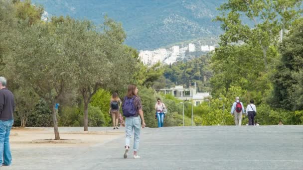 Atina Yunanistan Nsanlar Yeşil Ağaçlar Dağlarla Çevrili Akropolis Dionysiou Areopagitou — Stok video