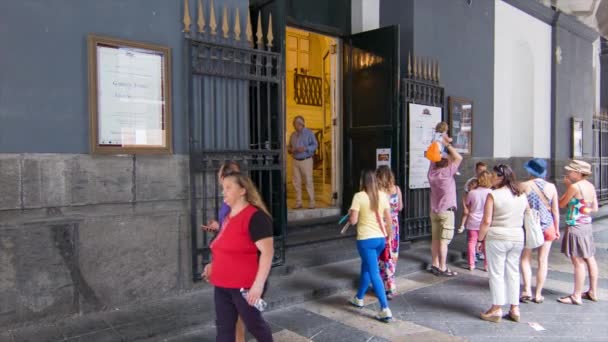 Nápoles Italia Teatro San Carlo Puerta Delantera Con Turistas Visitando — Vídeo de stock