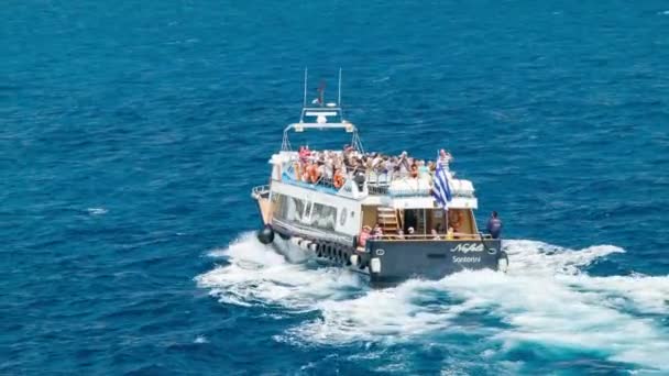 Santorini Grecia Tierno Barco Licitación Crucero Pasajeros Las Costas Thira — Vídeos de Stock
