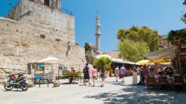 Rodos Yunanistan Turistler Süleyman Camii Gezi Ünlü Eski Şehir Sokak Sahne Canlı Otantik Yunan Restoran ve Mağazaları ile Kaplı