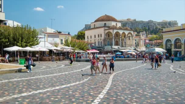 雅典希腊莫纳斯蒂拉基广场与人们参观流行的旅游平原充满了商店餐厅和观光景点 — 图库视频影像