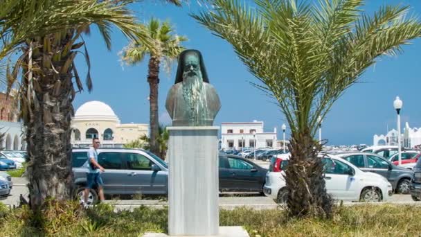 Rodos Yunanistan Yunan Heykelleri Palmiye Ağaçları Arasında Gezi Turistler Ile — Stok video