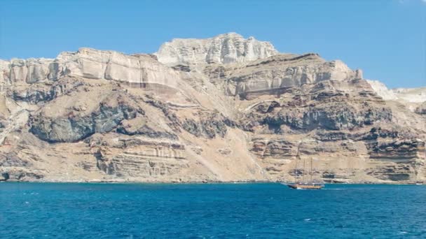 Vulkanischen Klippen Von Santorini Griechenland Weite Meereslandschaft Mit Vorbeifahrenden Hölzernen — Stockvideo