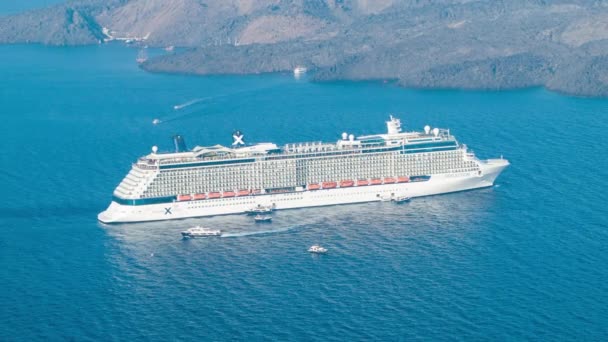 Celebrity Reflectie Cruiseschip Santorini Griekenland Verankerd Vulkanische Caldera Met Kleine — Stockvideo
