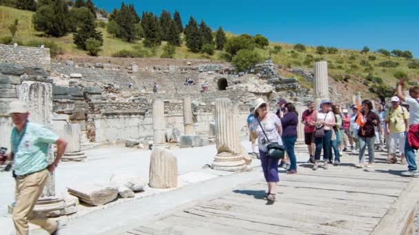 Сельчук Туреччина Екскурсійний Тур Приймаючи Туристів Через Стародавнє Місто Ефес — стокове відео