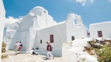Mikonos Yunanistan'daki Paraportiani Kilisesi, Popüler Yunan Adası Destinasyonunun Şehir Mimarisini Keşfeden Gezi Civarları Ile