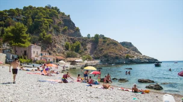 Taormina Sicily Europeans Beach Отдых Популярном Итальянском Курортном Городе Позагорание — стоковое видео