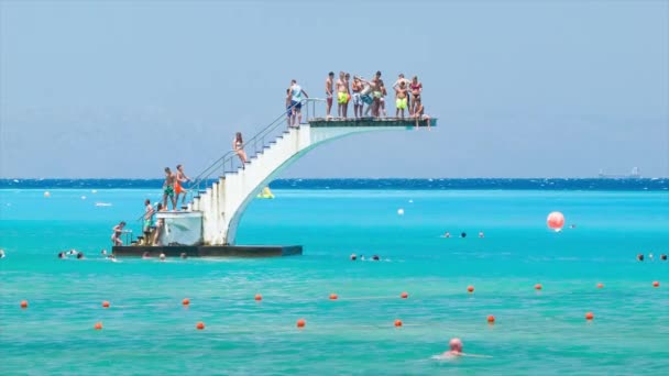 Rhodes Grèce Les Gens Sautent Dans Eau Bleue Océan Partir — Video