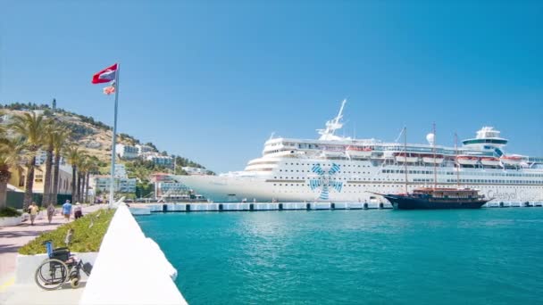 Kusadasi Turquia Celestyal Olympia Navio Cruzeiro Ancorado Popular Destino Turco — Vídeo de Stock