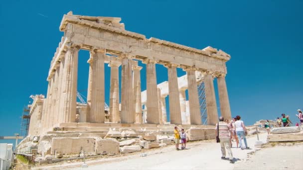 아테네 그리스에서 세계적으로 유명한 파르테논 신전을 관광하는 사람들 완벽한 화창한 — 비디오