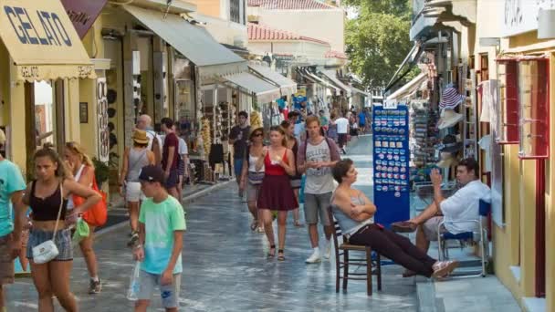 雅典希腊游客特写 而购物和观光在普拉卡的历史老城区与许多商店和人在繁忙的夏季日 — 图库视频影像