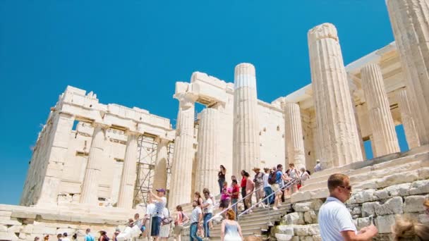 雅典雅典卫城山的普罗维莱亚与游客观光古代纪念碑著名的大理石柱 — 图库视频影像