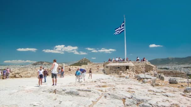 Vista Turística Acrópole Atenas Grécia Com Uma Bandeira Grega Povo — Vídeo de Stock