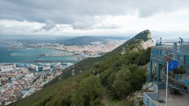 英国領都市とラ リネア スペインを背景に見渡すアッパーロック自然保護区のケーブルカートップ駅からジブラルタルを見渡す — ストック動画