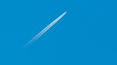 Yüksek İrtifada Mavi Gökyüzünde Havai Uçan Onun Wake Beyaz Contrail ile Jet Uçağı