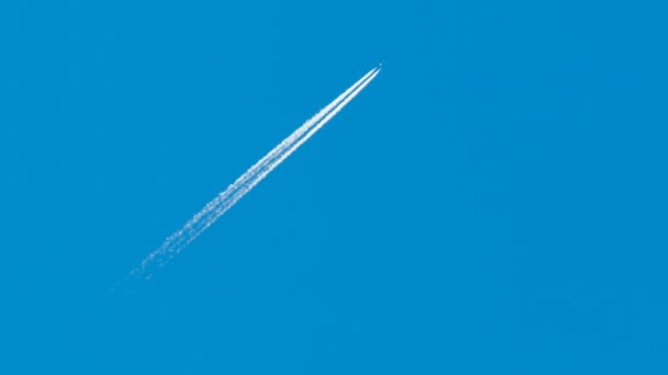 Jet Airliner Com White Contrail Seu Voo Wake Overhead Céu — Vídeo de Stock