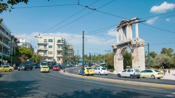 Athén Görögország Utcai Forgalom Hadrianus Arch Autó Busses Átadása Ókori — Stock videók