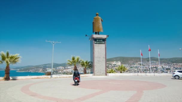 Kusadasi Turkiet Ataturk Staty Med Utsikt Över Staden Från Bergstopp — Stockvideo