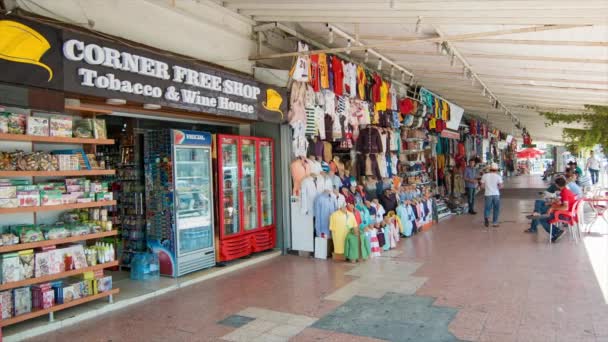 人気の中東の休暇先で観光客に利用可能な衣類 土産物店を持つクサダストルコトルコ市場 — ストック動画