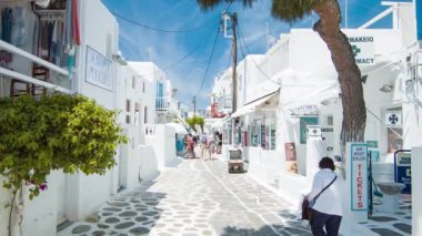 Alışveriş ve Gezi Turistler Popüler Yaz Akdeniz Seyahat Hedef Keşfetmek ile Beyaz Binalar Arasında Mikonos Yunanistan Town Streets
