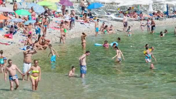 陶尔米纳西西里岛伊索拉贝拉海滩人特写日光浴和享受流行的意大利岛屿海滨度假胜地在夏季 — 图库视频影像