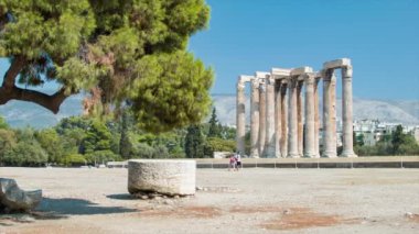 Atina Yunanistan Tapınağı Olympian Zeus İkonik Sütun Sütun Sütun Lar Arasında Yürüyüş Turistler featuring Antik Yunan Tarihi Tarihi Anıt Cazibe