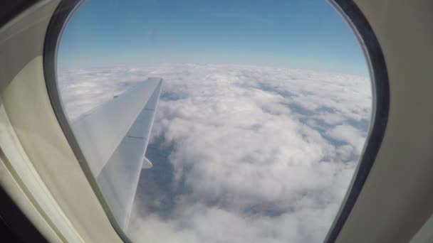Вид Комерційної Реактивний Авіалайнер Вікна Пролетівши Над Білими Хмарами Синьому — стокове відео