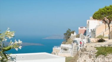 Santorini Yunanistan Akdeniz Adası Town Dik Dağ Uçurumda Güneşli Bir Günde Yerel Binalardan Volkanik Kaldera Okyanus Suyu Bakan