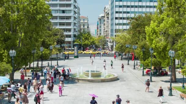 Athene Griekenland Syntagma Plein Met Mensen Lopen Langs Bezienswaardigheid Fontein — Stockvideo