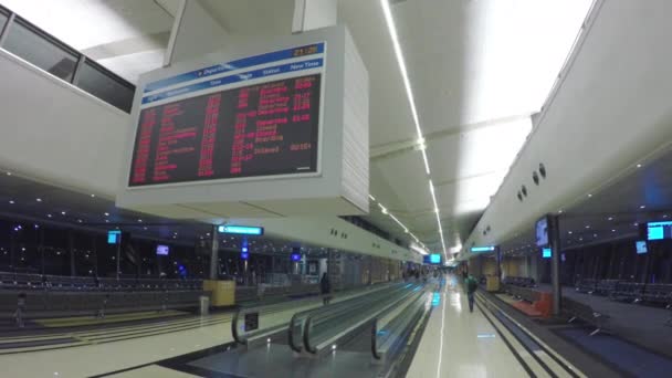 约翰内斯堡国际机场 Jnb 候机楼内部 在安静的夜晚在登机口设有乘客信息离境标志 — 图库视频影像