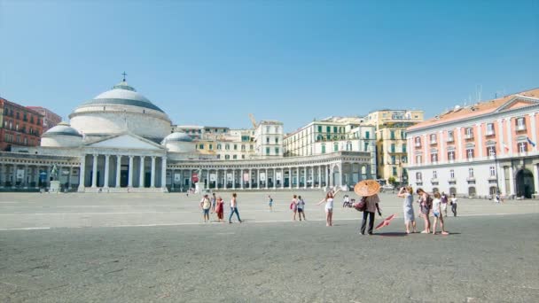 Nápoles Italia Piazza Del Plebiscito Wide Shot Con Turistas Que — Vídeos de Stock