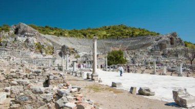 Selçuk Türkiye Efes Büyük Stadyumu, Sıcak ve Güneşli Yaz Havasında Antik Roma Şehir Tiyatrosu'nu Gezen Misafir Turistlerle